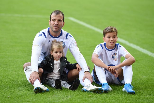 Rafael van der Vaart mit Tochter Jesslynn und Sohn Damian
Hamburg, 13.10.2019, Fussball, Abschiedsspiel Rafael van der Vaart, Game of Champions, Rafa's HSV Stars - Rafa's All Stars 6:7